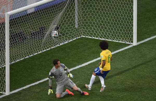 Neymar y un penal inexistente alivian el estreno de Brasil