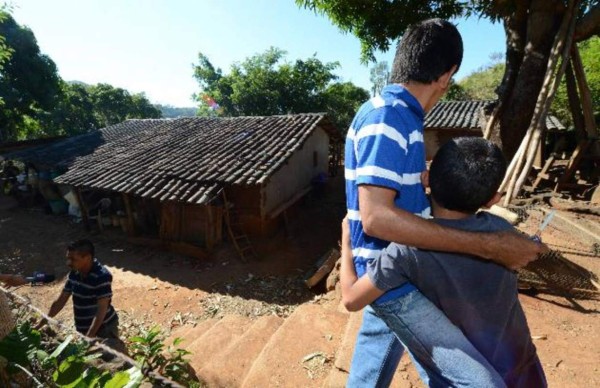 San Salvador, 21 de enero de 2014.Recosntrucción del Caso Jujutla en el Caserio Escondido cuatro personas fueron acribilladas ayer por la noche adentro de su vivienda . Policias dicen que no tenian ningun vinculo con Pandillas .los cuaerpos fueron llevados a Medicina Legal de Ahuachapan. Foto Ericka Chávez.