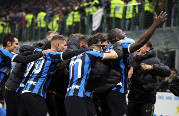 El Inter remonta al Hellas Verona y se coloca en la cima de la Serie A