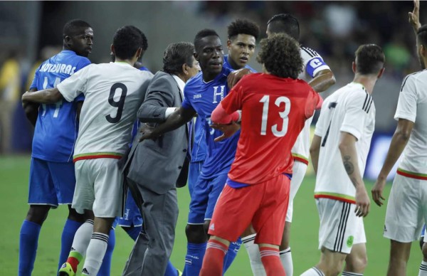 Video: La bronca entre jugadores hondureños y mexicanos