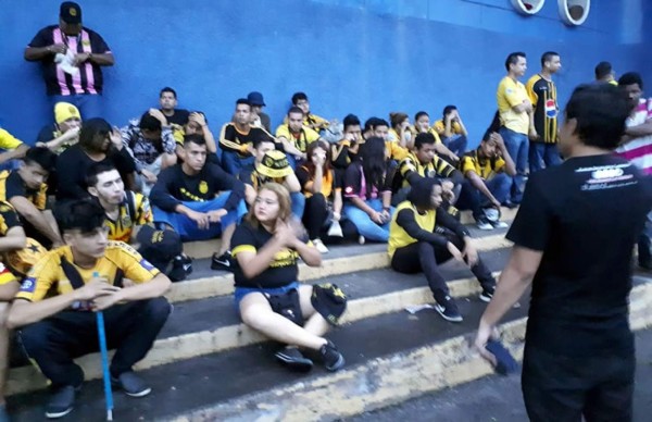 Jóvenes cristianos predicaron la palabra de Dios a la barra del Real España.