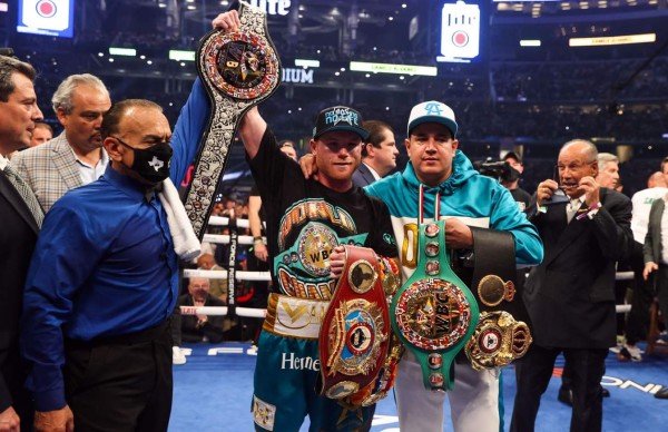 'Canelo' Álvarez noqueó a Billy Joe Saunders tras ocho asaltos y le quita su cinturón