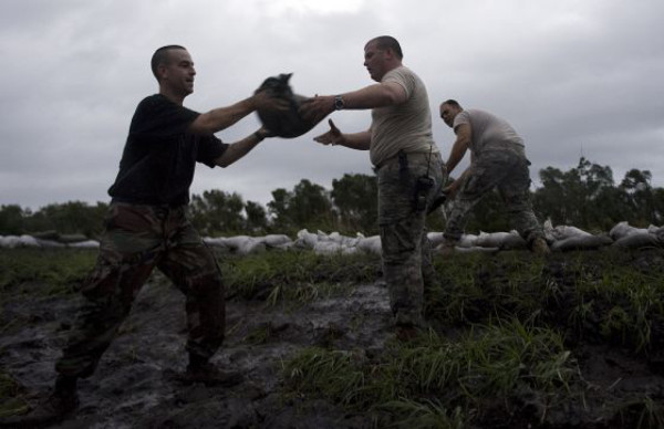 Bush supervisa plan de acción por Gustav