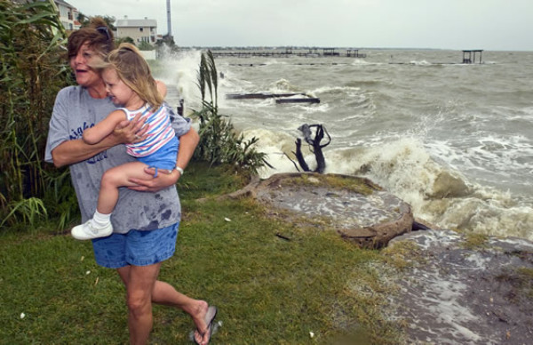 Ike causa inundaciones y oleajes en Texas