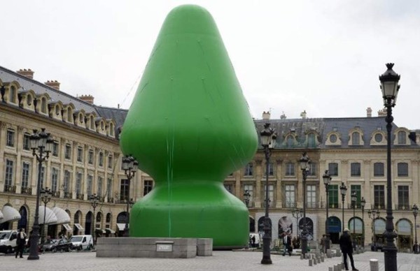 Una obra siembra la polémica en el centro de París