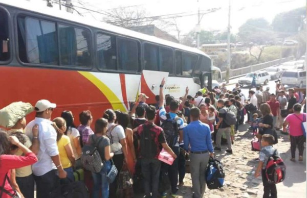 Abarrotadas las distintas terminales de buses de Tegucigalpa