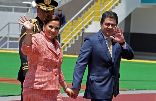 Solís asume el poder en Costa Rica con el peso de las expectativas de cambio