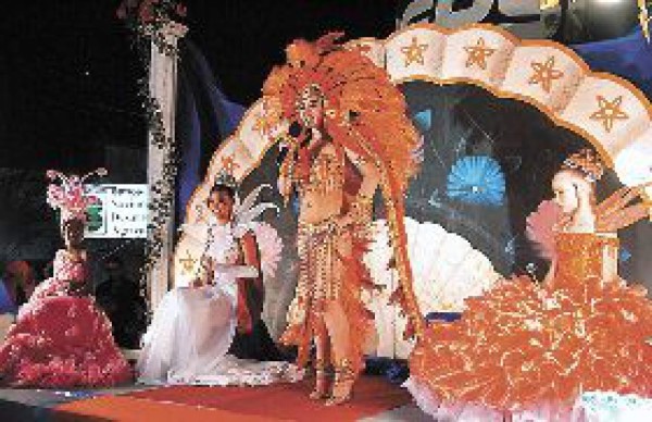 Noche de reinas en La Ceiba
