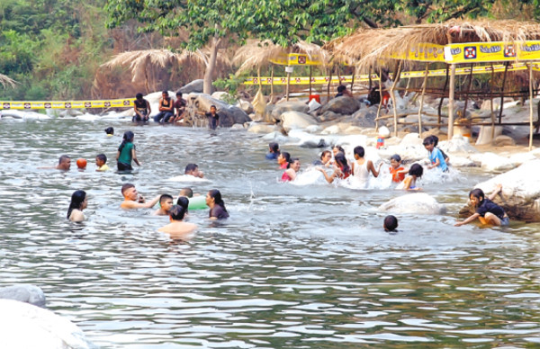 Abarrotados parques acuáticos y balnearios