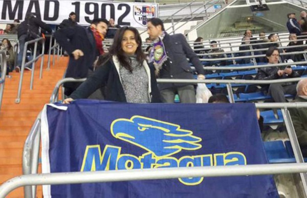 Bandera del Motagua presente en el Santiago Bernabéu