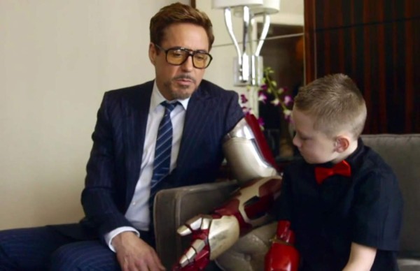 Iron Man regala su brazo biónico a niño
