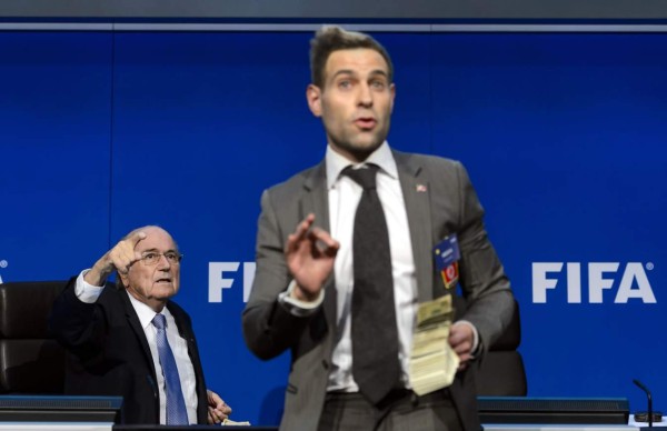FIFA demanda a cómico que le lanzó dólares falsos a Blatter