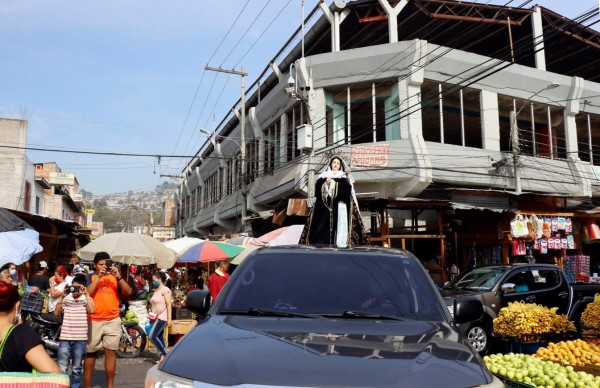 AME00. TEGUCIGALPA (HONDURAS), 10/04/2020.- Vista de una procesión este Viernes Santo en los mercados de Comayagüela de Tegucigalpa (Honduras). El Vía Crucis se conmemoró con los templos católicos sin fieles por la epidemia del coronavirus, mientras que la tradicional procesión en Tegucigalpa se hizo con las imágenes de Jesucristo y la Virgen María en la parte trasera de dos coches. EFE/Humberto Espinoza