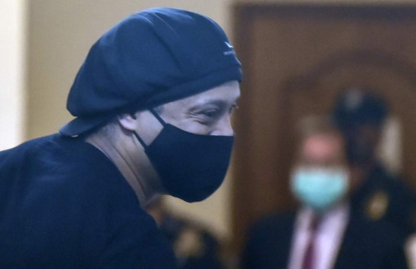Ronaldinho comparece ante juez para definir si queda en libertad