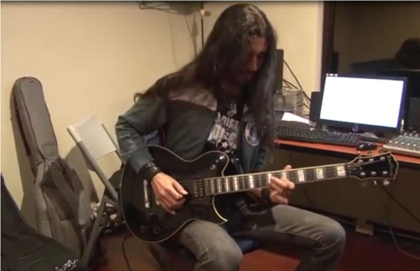 Interpreta el Himno Nacional al estilo rock