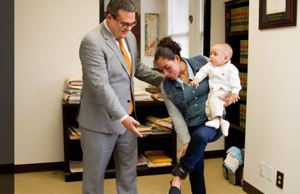 Sube el uso de grilletes para vigilar a madres con niños migrantes