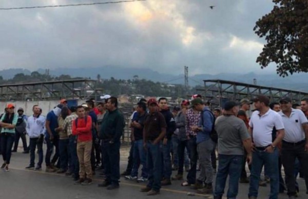 Empleados suspendidos de una minera se toman la carretera CA-4 en Cucuyagua  