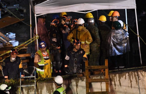 CORRECTION - Rescuers search for survivors amid the rubble from a building flattened by the 7.1-magnitude earthquake the day before, in Mexico City, late on September 20, 2017.Rescuers frantically searched for survivors of a powerful earthquake that killed more than 200 people in Mexico on the anniversary of another massive quake that left thousands dead and still haunts the country. / AFP PHOTO / PEDRO PARDO / The erroneous mention[s] appearing in the metadata of this photo by PEDRO PARDO has been modified in AFP systems in the following manner: [2017] instead of [2019]. Please immediately remove the erroneous mention[s] from all your online services and delete it (them) from your servers. If you have been authorized by AFP to distribute it (them) to third parties, please ensure that the same actions are carried out by them. Failure to promptly comply with these instructions will entail liability on your part for any continued or post notification usage. Therefore we thank you very much for all your attention and prompt action. We are sorry for the inconvenience this notification may cause and remain at your disposal for any further information you may require.