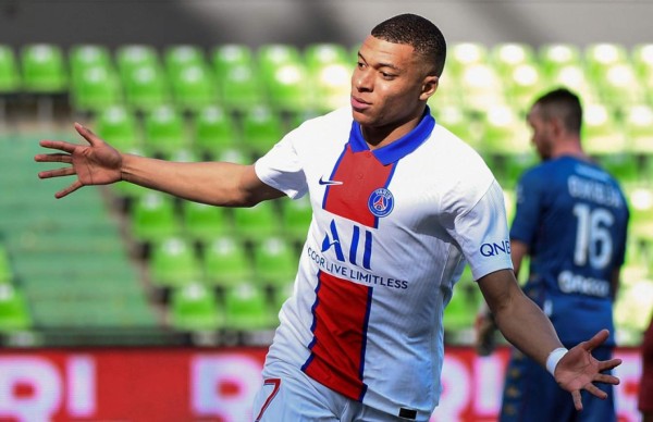 Mbappé brilla con doblete y pone líder provisional al PSG en la Liga de Francia