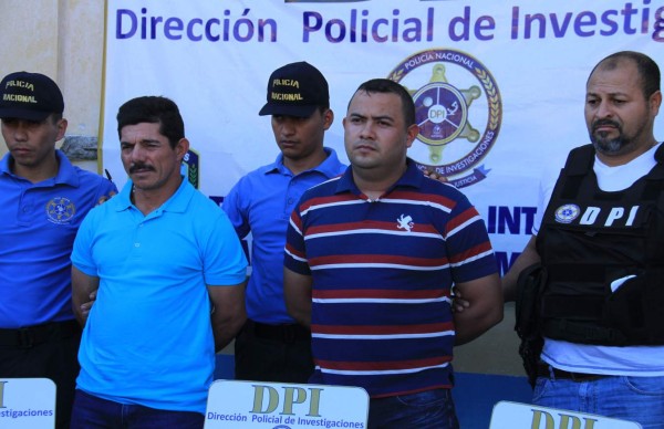 Video identifica a policías en atraco a tres ciudadanos