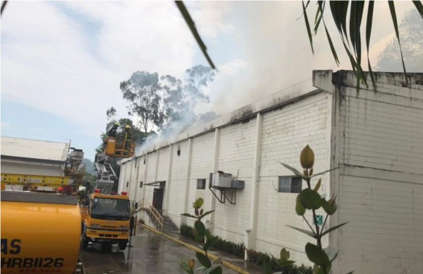 Incendio de grandes proporciones en una bodega del parque Zip Choloma #1