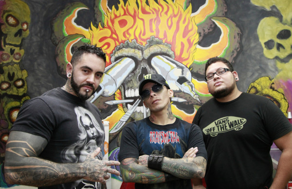 Es mago para partir lenguas, perforar piel y colorear ojos