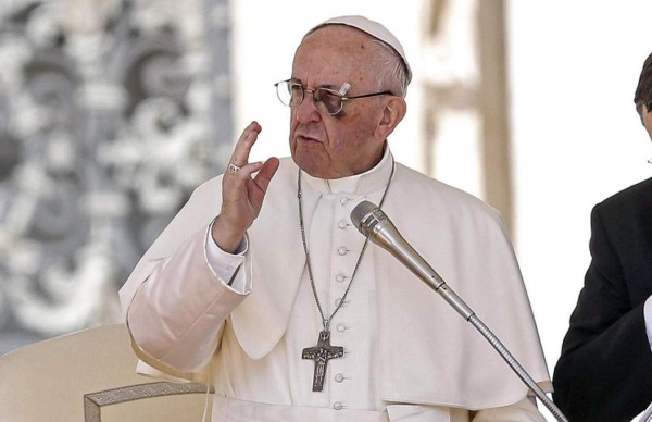 El papa anuncia que no concederá gracias a curas pederastas
