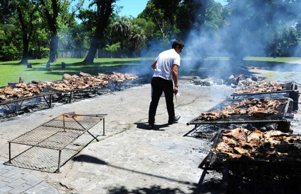 Parrilladas y turrones caldean las veraniegas cenas de Navidad en Uruguay