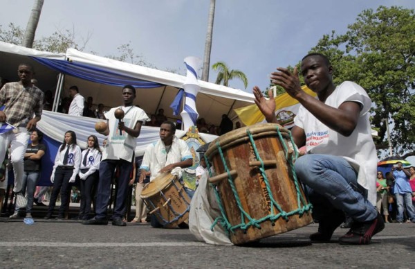 La Avenida San Isidro de La Ceiba se pinta de azul y blanco