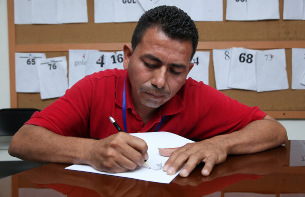 Le hace a todo para grabar sus canciones