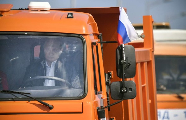 Putin inaugura polémico puente al volante de un camión