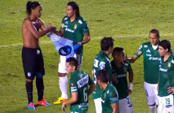 Video: Jugador mexicano pide camisa a Ronaldinho en el medio tiempo