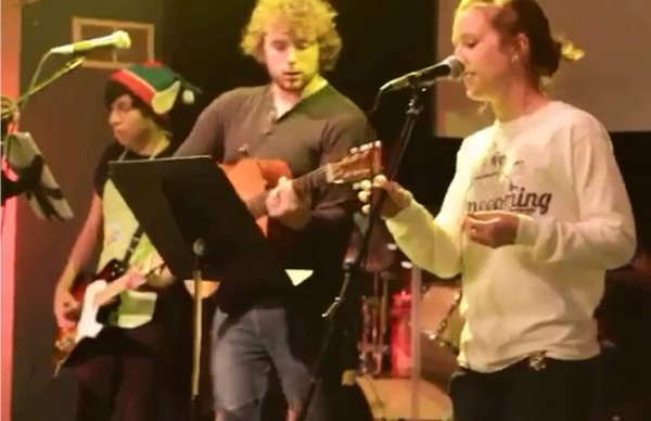 El líder de este grupo cristiano se molesta con su grupo por la mala interpretación de la canción. Foto YouTube.