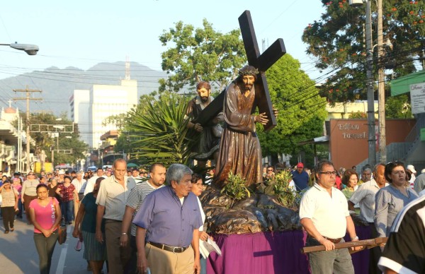 Oran por la dura realidad del país en el viacrucis sampedrano