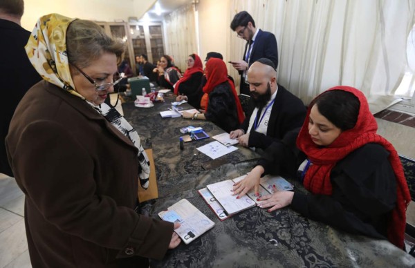 Una mujer judía iraní se registra en una mesa electoral en la capital Teherán el 21 de febrero de 2020. Las autoridades electorales en Irán extendieron la votación durante dos horas en las elecciones parlamentarias de la república islámica el viernes, informó la televisión estatal.