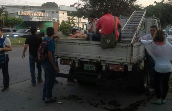 Un hombre muere electrocutado por bajar semillas de caoba