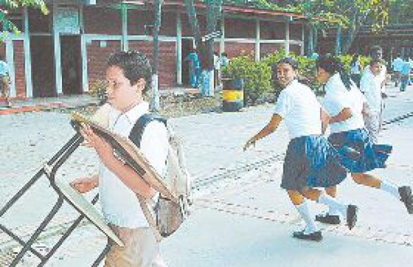 Falta de mobiliario, el calvario de estudiantes