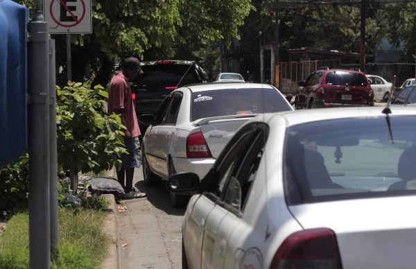Así se ganan la vida: aparcan, lavan y cuidan carros en San Pedro Sula