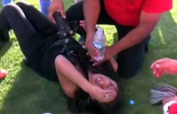 VIDEO: Batalla campal entre jugadores e hinchas acaba con agresión a reportera