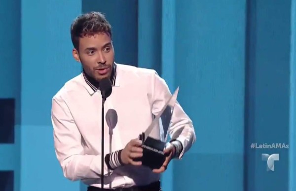 Enrique Iglesias se convierte en el artista del año de los Latin American Music Awards