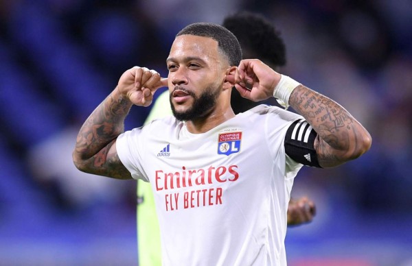 Memphis Depay marcó tres goles para la victoria del Lyon en su inicio de la Liga francesa.