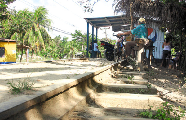 Ven imposible que algún día el tren funcione