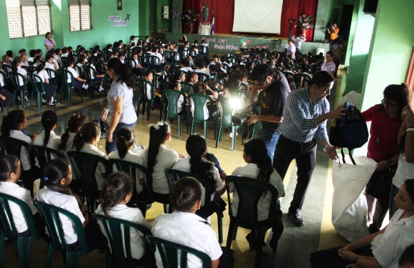 Entregan 250 mochilas en la escuela María Mazzarello
