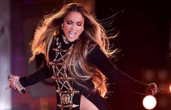 Jennifer López posa muy sensual para Paper Magazine