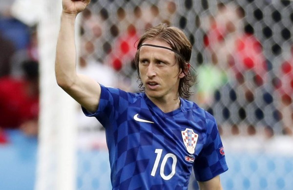 Supporters stand on the roof of a building, to take part in a welcome party for Croatian national football team, a day after their Russia 2018 World Cup final football match against France, near the Bana Jelacica Square in Zagreb, on July 16, 2018. Croatian media on July 16 hailed their team as heroes after the small country's historic success in reaching the World Cup final where France beat them 4-2. / AFP PHOTO / Andrej ISAKOVIC