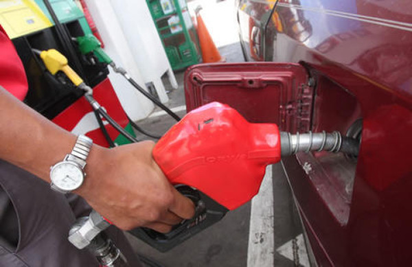 Galón de gasolina retrocede más de un lempira