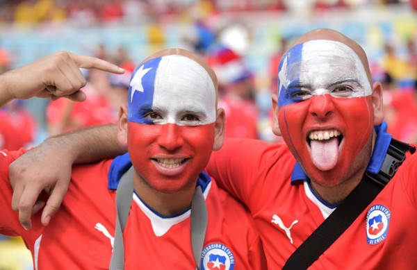 Marea roja de chilenos amenaza a los españoles