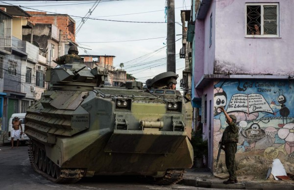 Militares toman favela de narcos en 15 minutos