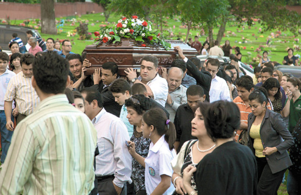 Dolor en despedida de pastor Roberto Marroquín