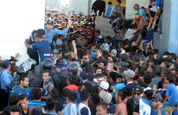 RELATO: Esto provocó la tragedia en el estadio Nacional previo a la Gran Final